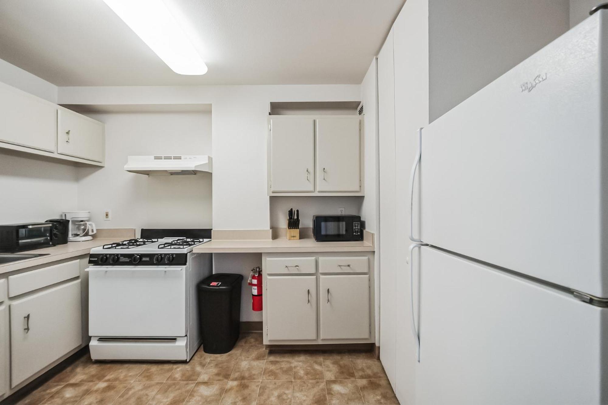 Pp 1301 Modern Corporate 2br, Pool, Gym Apartment *